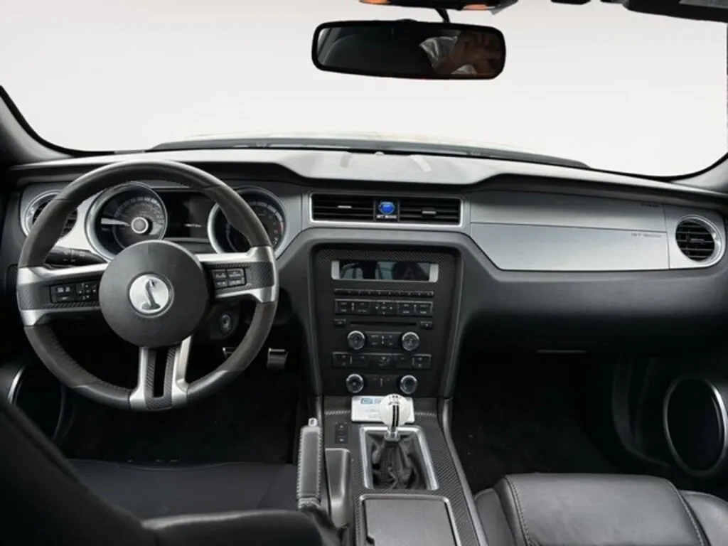 Intérieur Ford Mustang Shelby GT500 2014 – poste de conduite sportif modèle import Canada
