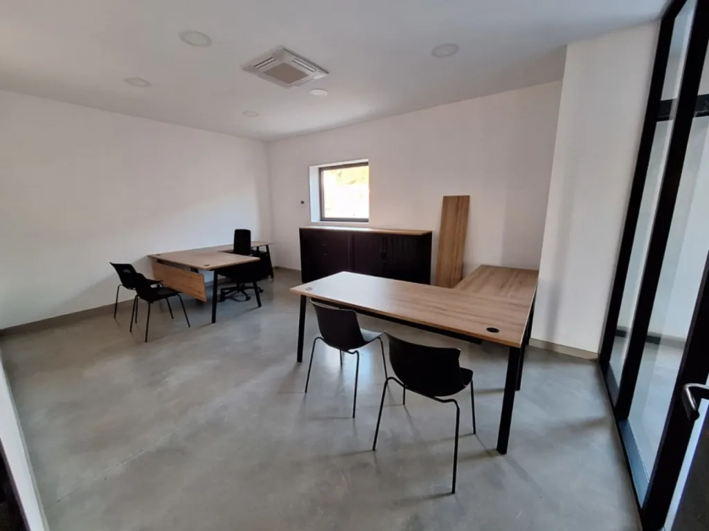 Aménagement d’un open space industriel de 345 m² avec cloisons vitrées, mobilier sur mesure et zones directionnelles à Néoules (83)