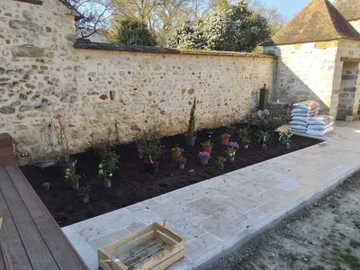 Rénovation des abords d’une piscine à Villemaréchal : terrasse bois, pierre du Sinaï et massifs paysagers