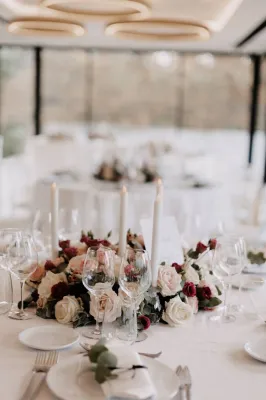 Un Pavillon raffiné pour un mariage Québécois avec cérémonie laïque vue lac dans le Bois de Boulogne à Paris