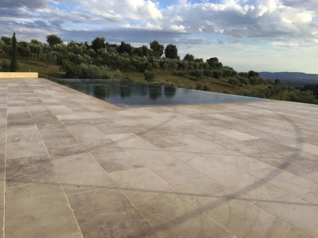 Pierre du Périgord pour dallage en intérieur et extérieur, réalisations à Bordeaux, Lyon, Aix-en-Provence.