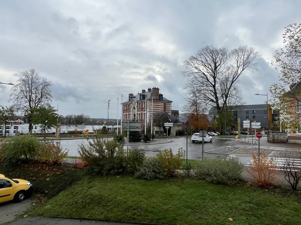A louer à Caudebec en Caux - Centre ville - Vue Seine - Appartement meublé F2 avec balcon