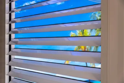 Installer des lames horizontales orientables sur une pergola bioclimatique à Cannes 