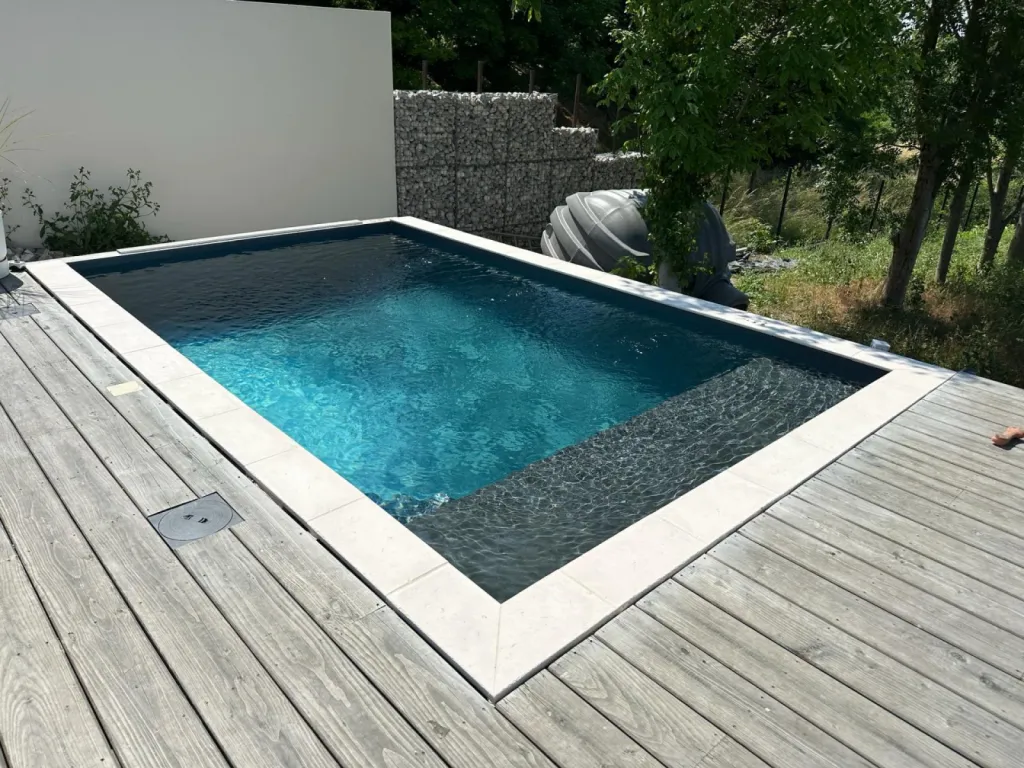 Piscine en béton armé sur mesure à Bordeaux (33) – Installation clé en main par Aloha Piscines – Filtration silencieuse