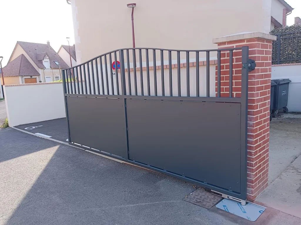 Installation de Portail automatisé coulissant en aluminium, Fermetures motorisées et Aménagements extérieurs à Yvetot en Seine-Maritime 76 et ses Alentours