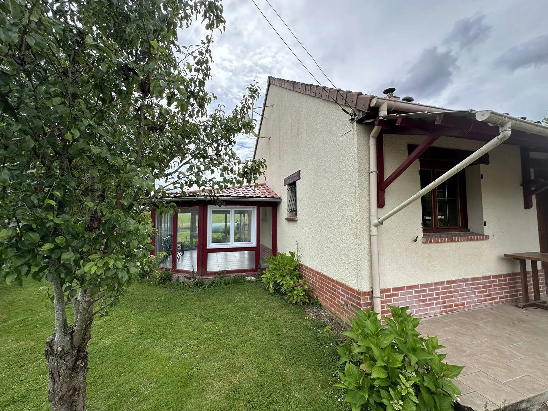 Vends : Maison plain-pied de 68 m², véranda de 41 m², terrain de 1000 m², chauffage par poêle à granulés. Travaux de modernisation nécessaires.