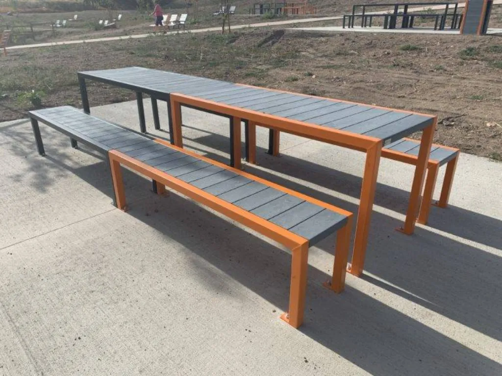 Conception et pose de bancs, chaises de détente, tables de pique nique et jeux pour enfants au Lac de Villerest près de Roanne Loire 42