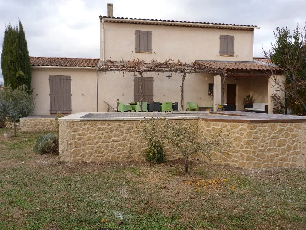 Tour de piscine en pierre à Brignoles