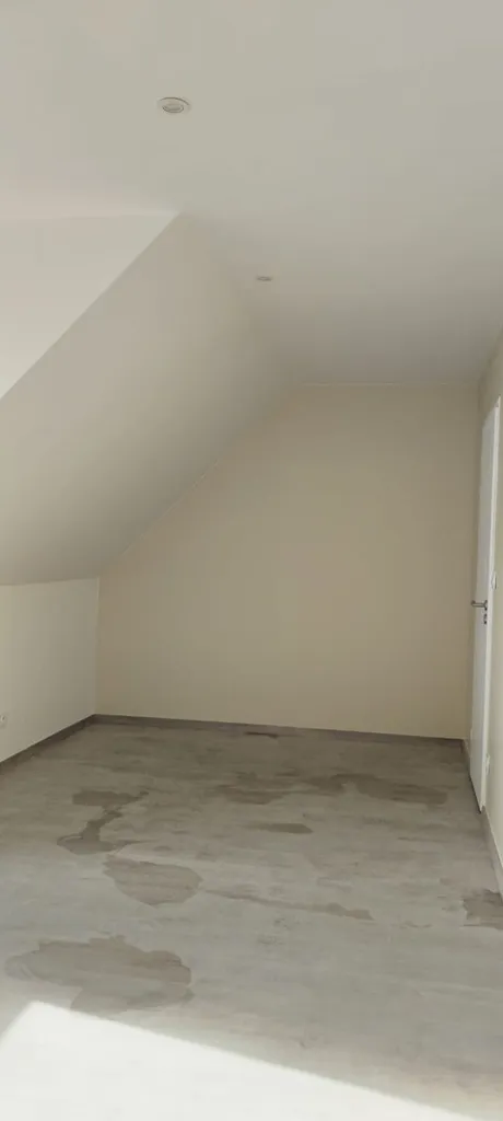 Peinture intérieure d' une maison finition veloutée avec murs de couleur et décoration de triangle symétrique entre Lillebonne  et Port Jérôme 