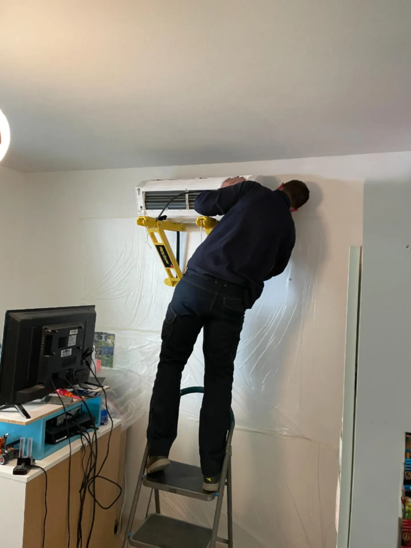 Installation d’un split de pompe à chaleur air/air pour chauffage et climatisation dans un appartement à Lyon (Rhône 69)