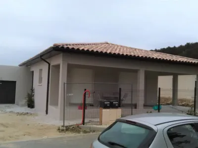 Comment poser des gouttières de forme corniche G325 en aluminium sur une maison neuve ?