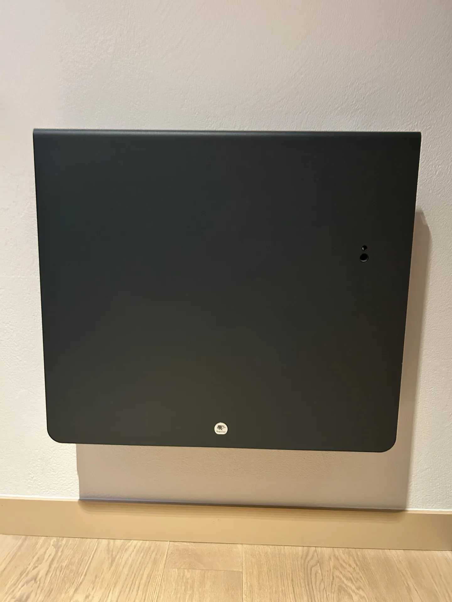 Radiateur électrique à inertie au design épuré avec corps de chauffe en fonte et façade rayonnante pour diffuser une chaleur douce, homogène et performante