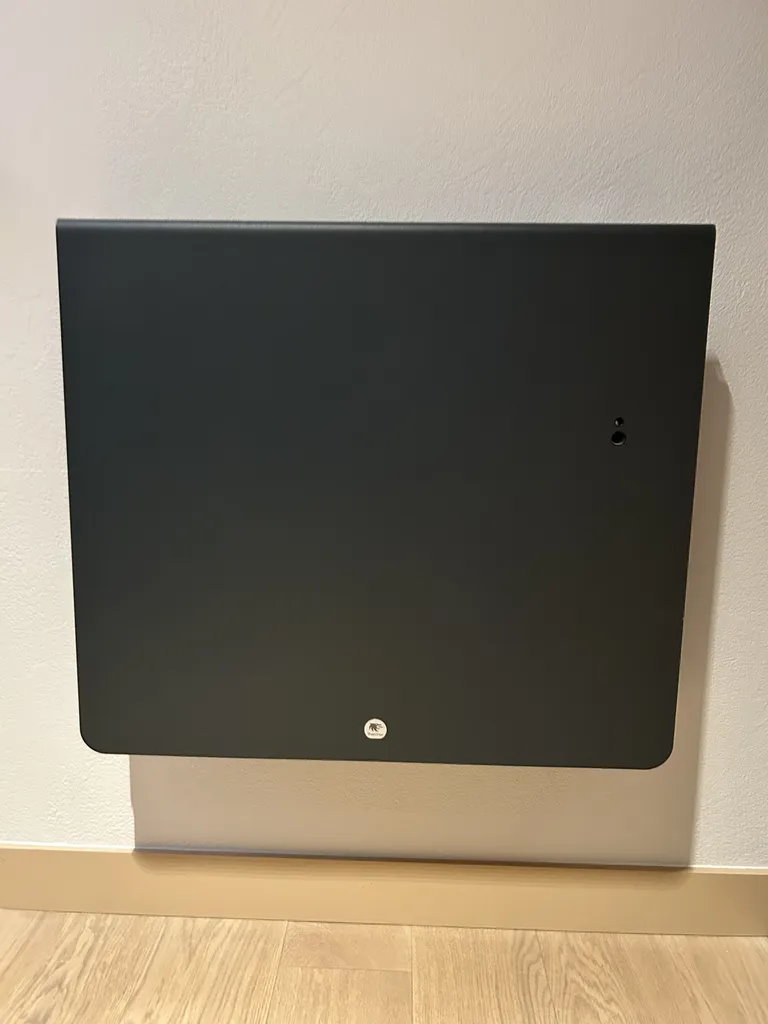 Radiateur électrique à inertie au design épuré avec corps de chauffe en fonte et façade rayonnante pour diffuser une chaleur douce, homogène et performante