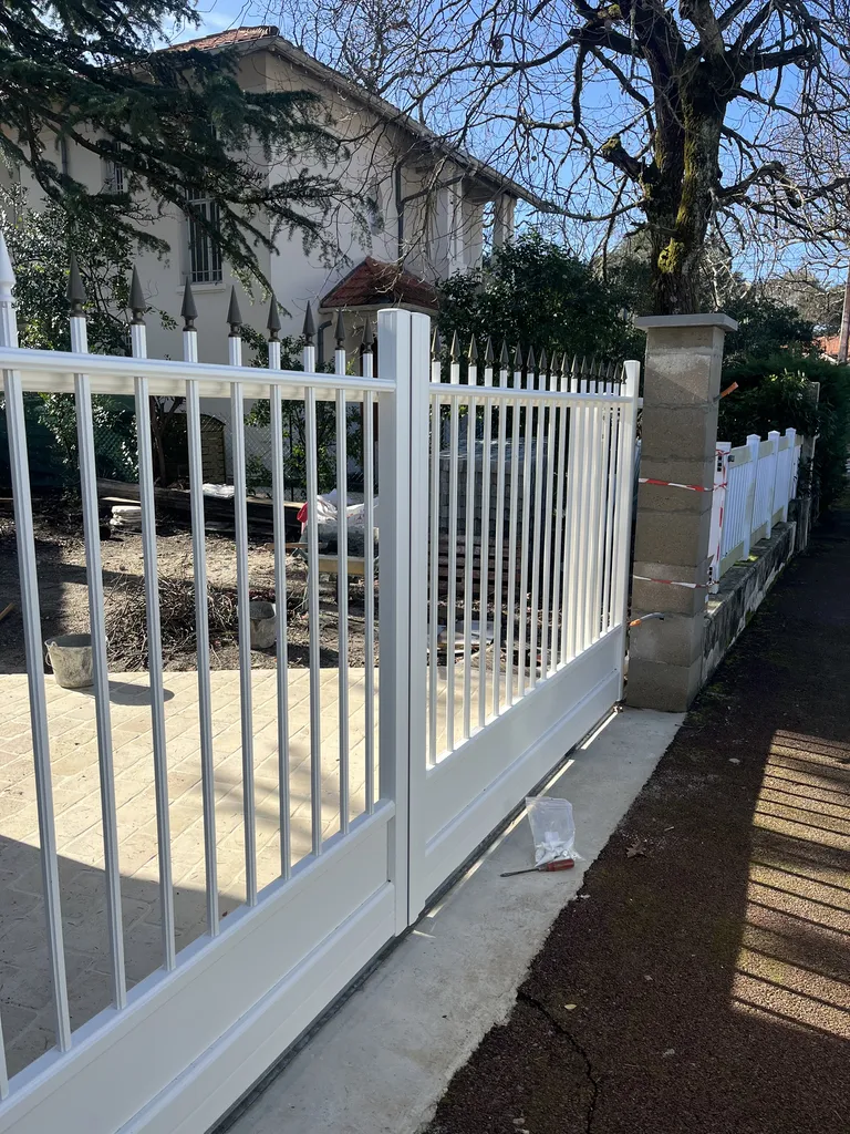 Installation d'un portail en fer forgé blanc aux Abatilles à Arcachon.