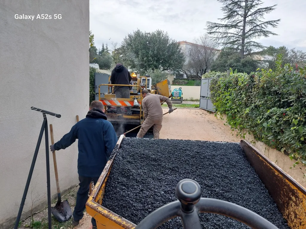 application d'enrobé de bitume noir pour réfection d'un chemin de propriété sur Saint maximin la sainte baume dans ke Var