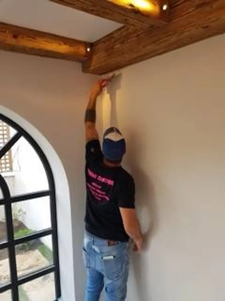 Application de l'ENDUIT MINERAL ECRASEE TERRE DU MONDE à SAINT TROPEZ