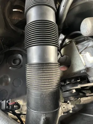 Nettoyage par cryogénie d’un moteur d’une Mercedes Classic 560 SEC à Saint- Avé dans le Morbihan près de Vannes