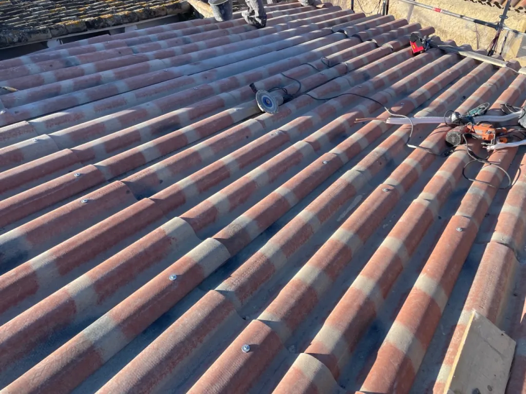 Pose de plaques sous toiture sur martigues