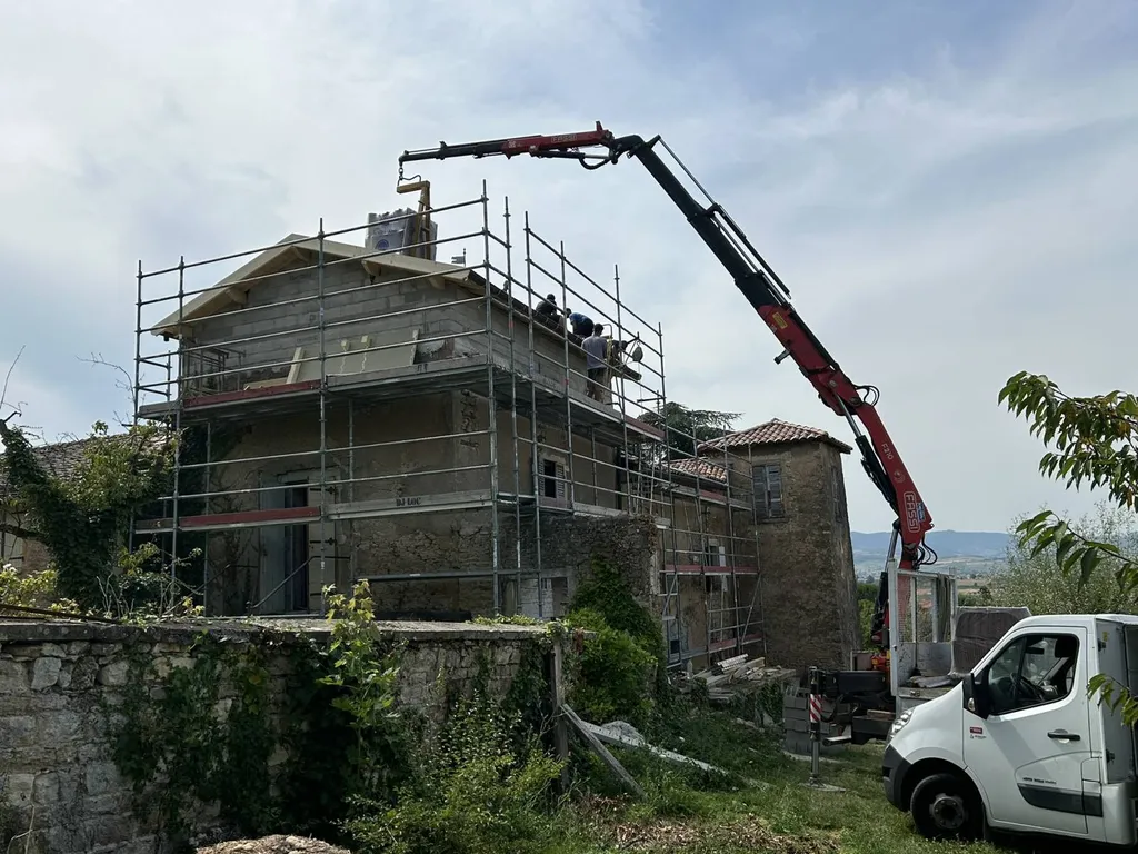 Surélévation complète d’une maison en pierre fortifiée avec reprise structurelle à Villefranche-sur-Saône