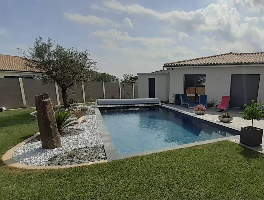 Création d'une piscine traditionnelle et aménagement de jardin à Saint-Sulpice et Cameyrac proche Bordeaux