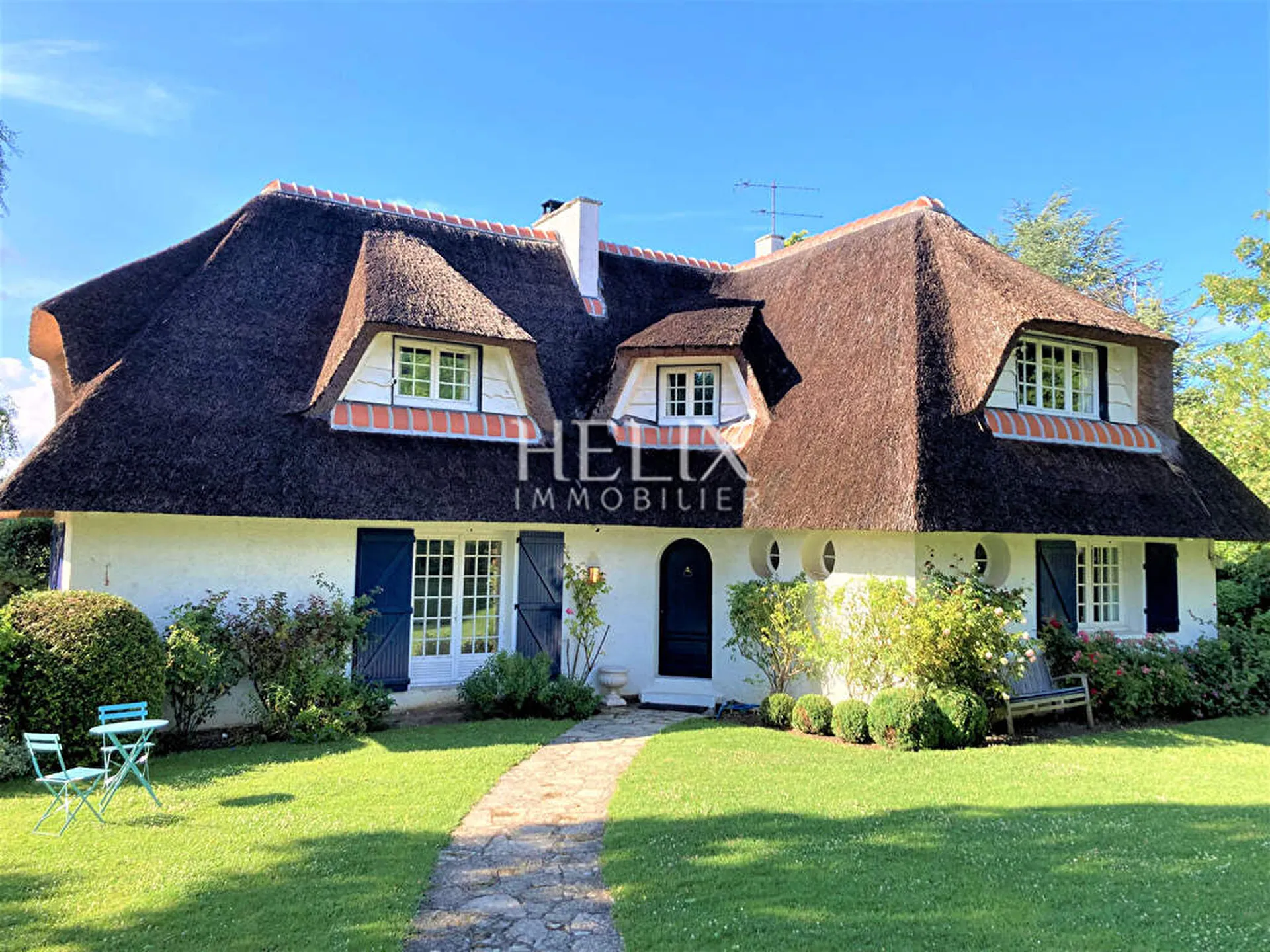 Vue sur le golf de Saint Nom la Bretèche pour cette maison avec 5 chambres