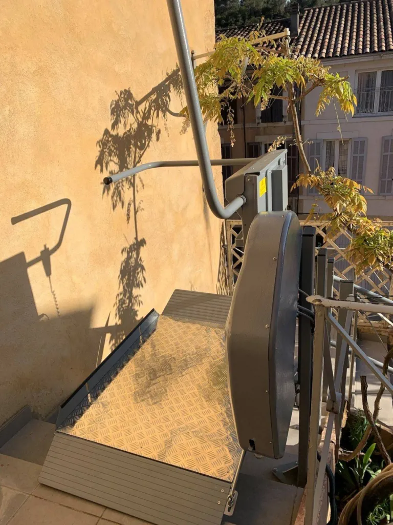 Installation d'une plateforme monte-escalier courbe LENHER Omega à Jouques près d'Aix en Provence