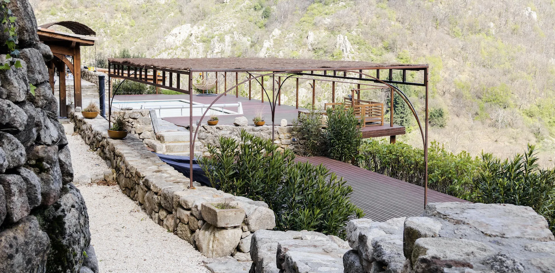 Pergola en fer forgé en Ardèche pour une protection solaire naturelle.
