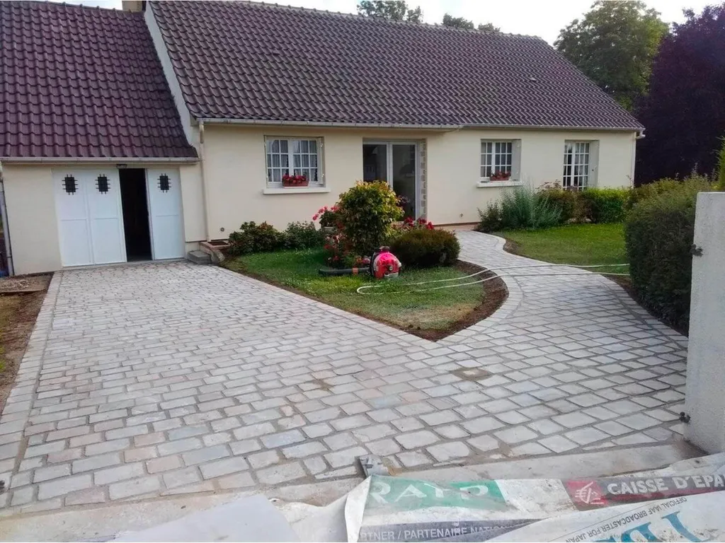 Pose de pavés devant un pavillon à Châtenay-sur-Seine : un accès esthétique et durable