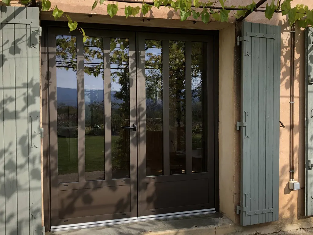 Porte fenêtre tertiaire à Roussillon