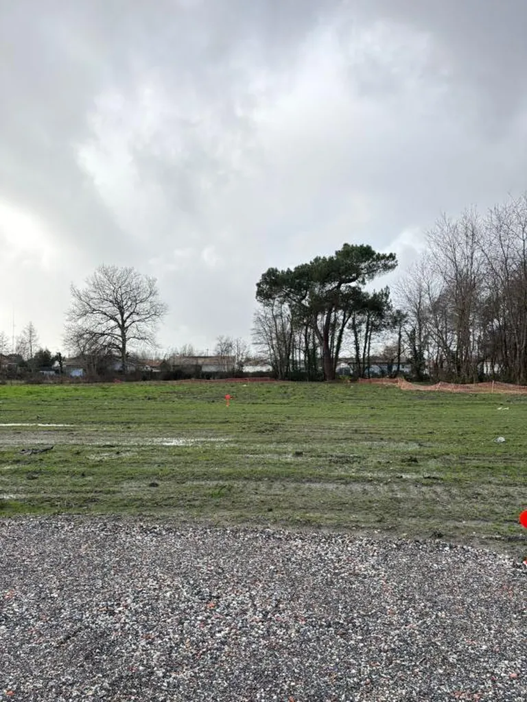 Terrain viabilisé à bâtir sur la commune de Margaux Cantenac, venez y découvrir ce terrain de 1170m²