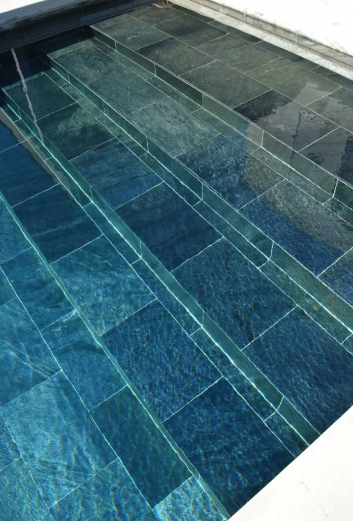 Pierre de Bali en pierre naturelle pour piscine et bassin.  Livraison partout en France: PARIS - BORDEAUX - BASTIA - LYON