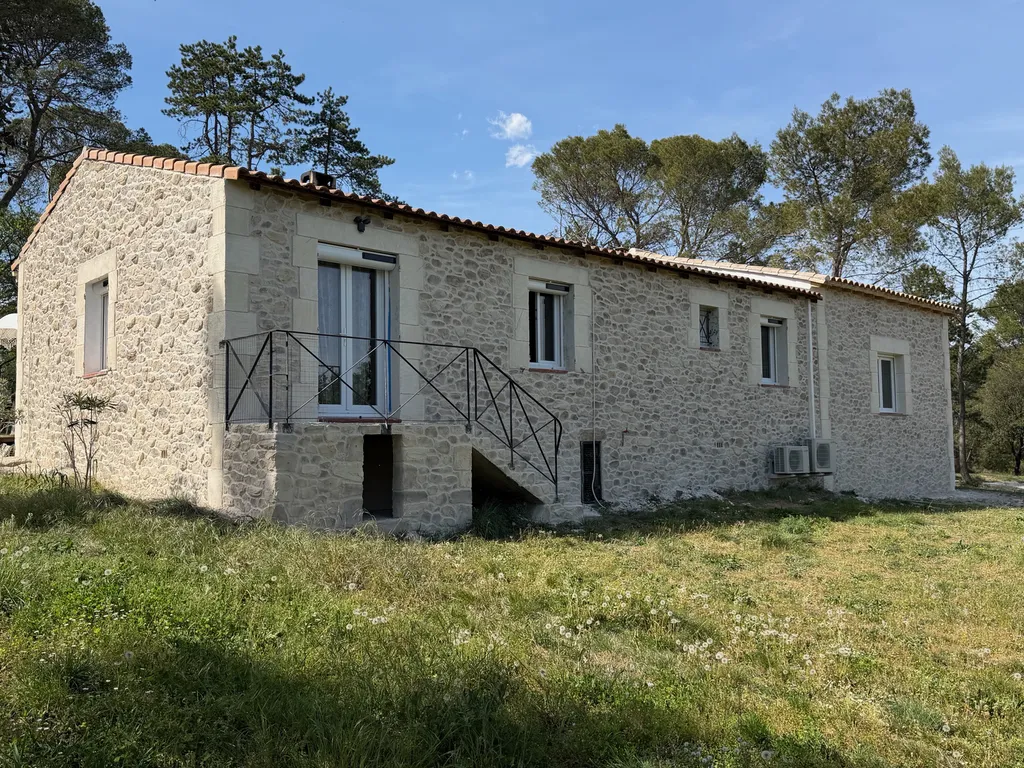 Rénovation des façades d’une maison traditionnelle dans le Domaine de Bonelli à Conqueyrac dans le Gard en finition « Pierre » avec des enduits à la chaux
