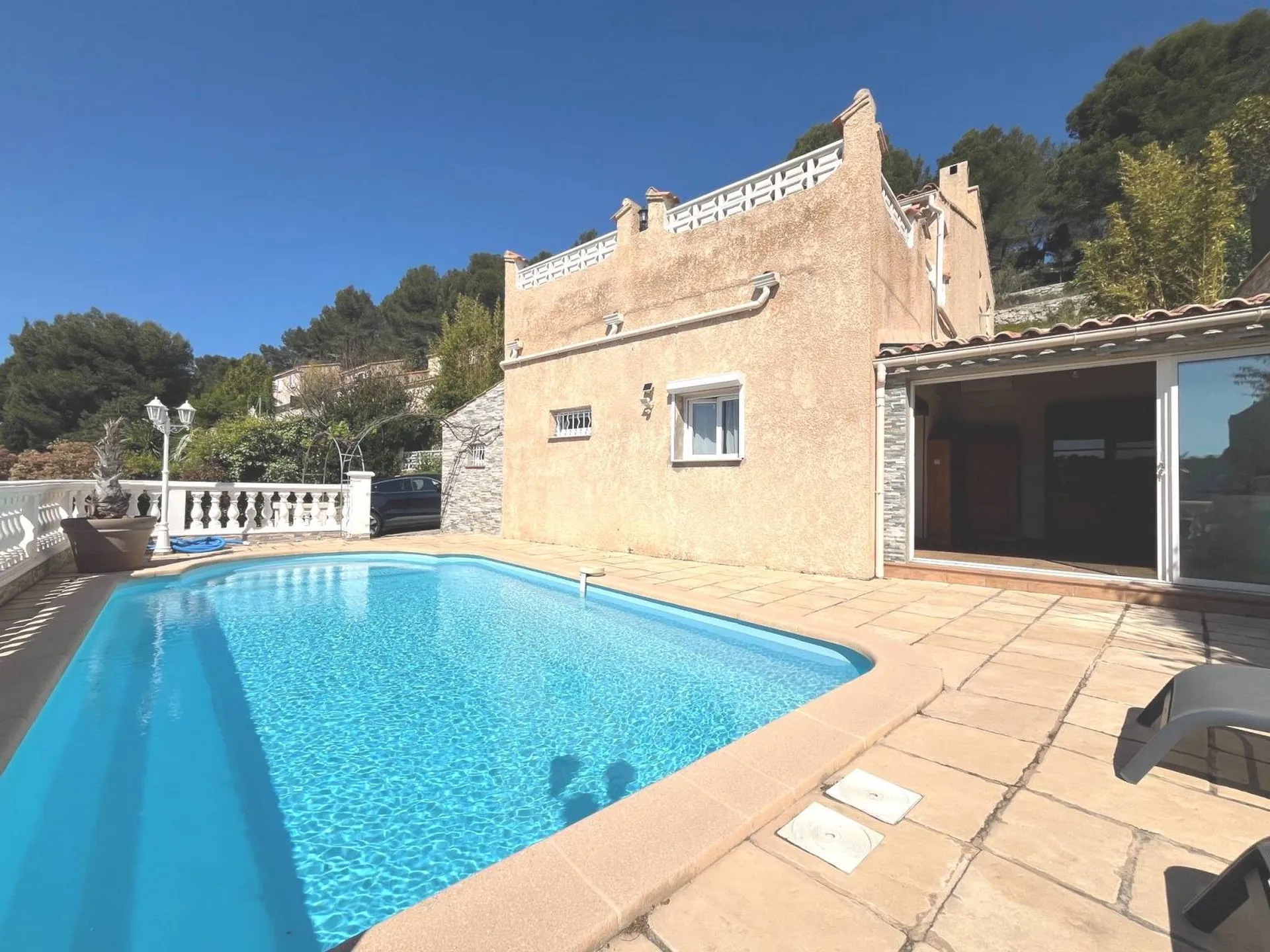 Villa à vendre Carnoux en Provence avec piscine et vue panoramique dégagée collines 