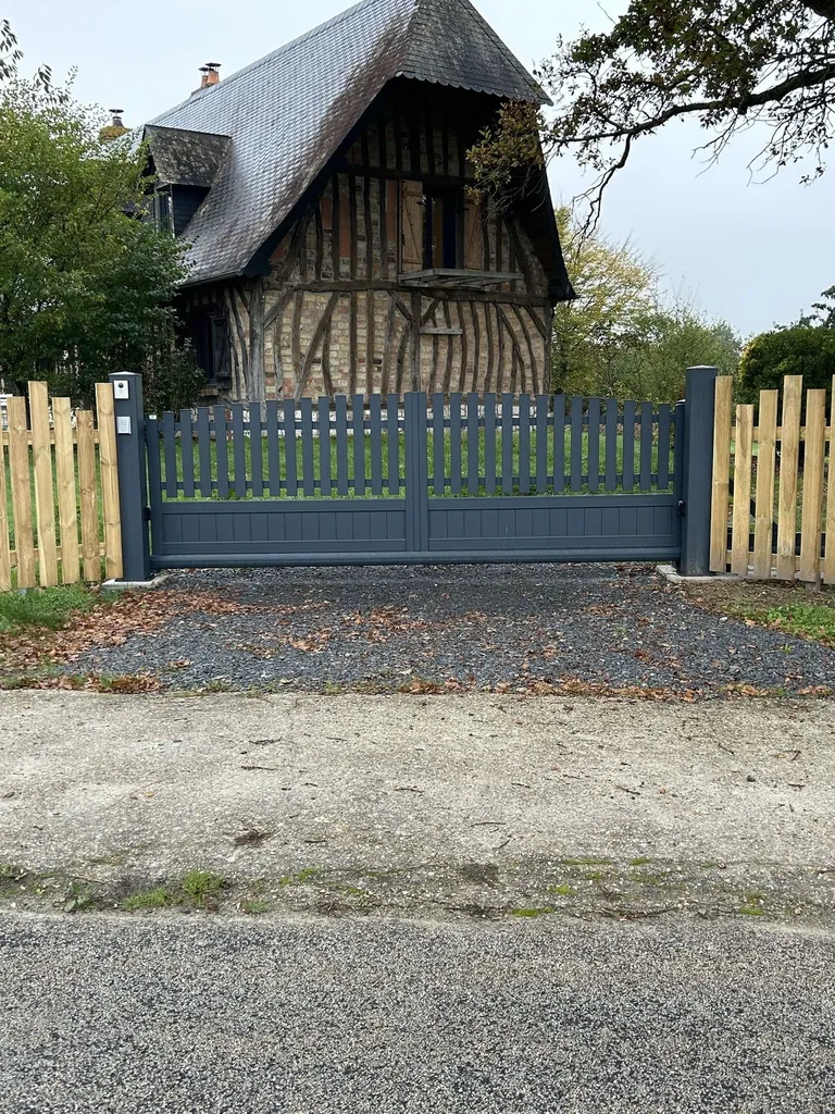 Installation de Portail Coulissant en Aluminium Motorisé, Modèle Sur-Mesure à Cabourg dans le Calvados 14 et Dives-sur-Mer