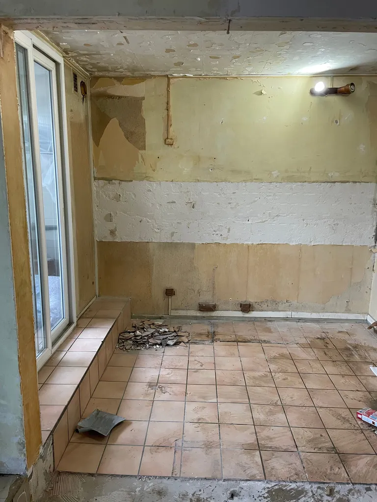 Avant Rénovation de cuisine à Tassin-la-Demi-Lune avec nouveau carrelage au sol et peinture des murs