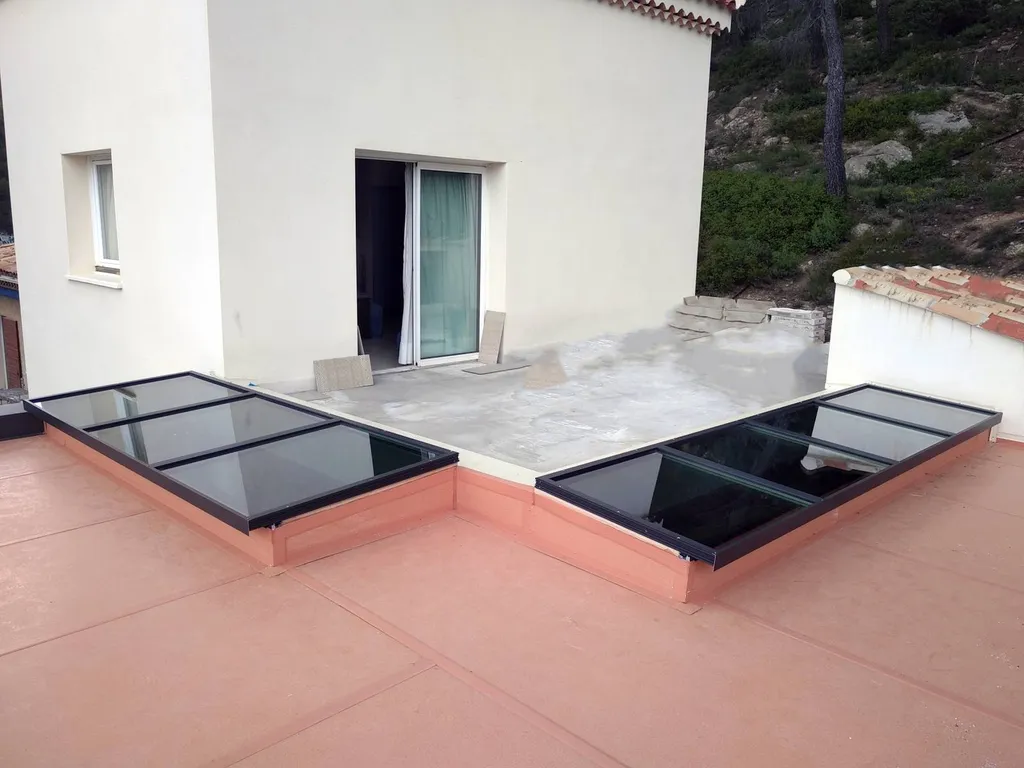 Installation de verrières noires en aluminium de la marque Technal dans une villa au Tholonet