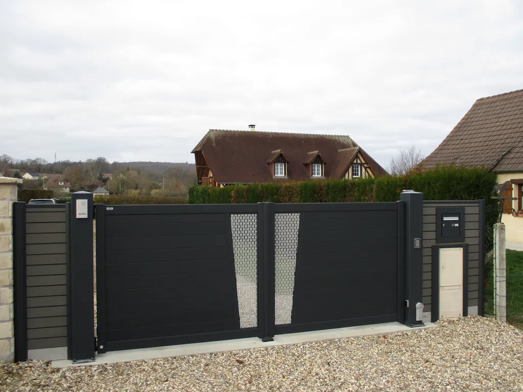 Pose de Portails en Aluminium Motorisés, Modèle Battant ou Coulissant Sur-Mesure à Pont-l'Évêque dans le Calvados 14 et Saint-André-d'Hébertot