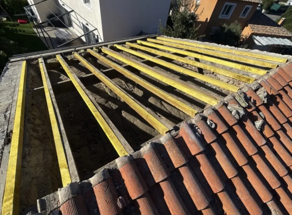 Intervention de Couvreur pour la Réfection de toiture de Maison individuel en tuiles Romane sur Aix-en-Provence 13100