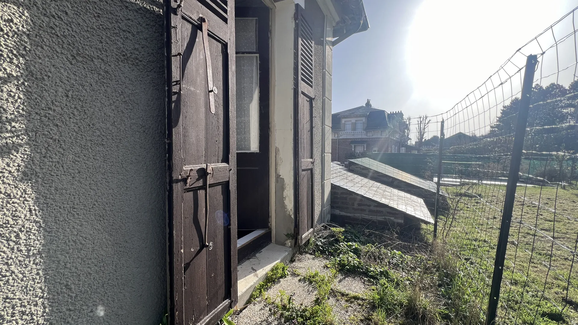Ensemble immobilier avec 2 appartements 22m² et 13,5m² à rénover, idéal location saisonnière, à deux pas de la plage à Mesnil-Val 76910.