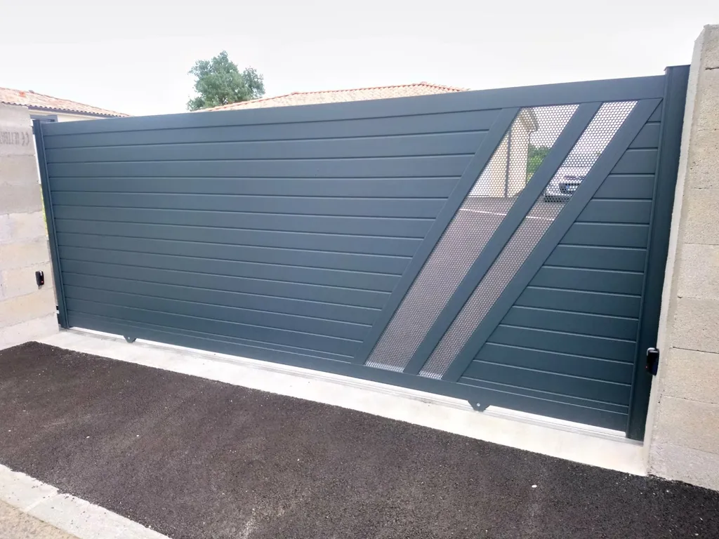 Portail coulissant aluminium Bali : design ajouré et fabrication sur-mesure