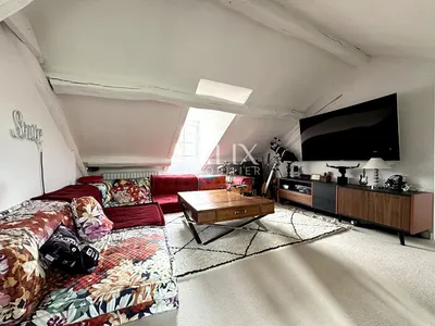 A vendre, dans un magnifique Hôtel particulier aux parties communes très soignées, entre cour et jardin, appartement exceptionnel d'une surface de 94 M2 Loi Carrez , 169 M2 au sol. Il est situé au 3ème et dernier étage profitant de jolies vue sur jardin e