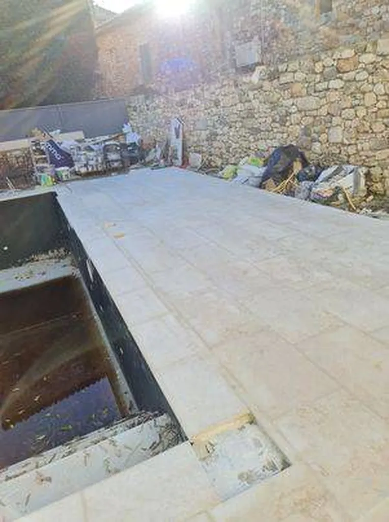 DALLAGES EXTERIEURS / TERRASSES EN PIERRE NATURELLE DE SAHARA JAUNE FINITION SABLEE AU FORMAT 60x40x1 CM