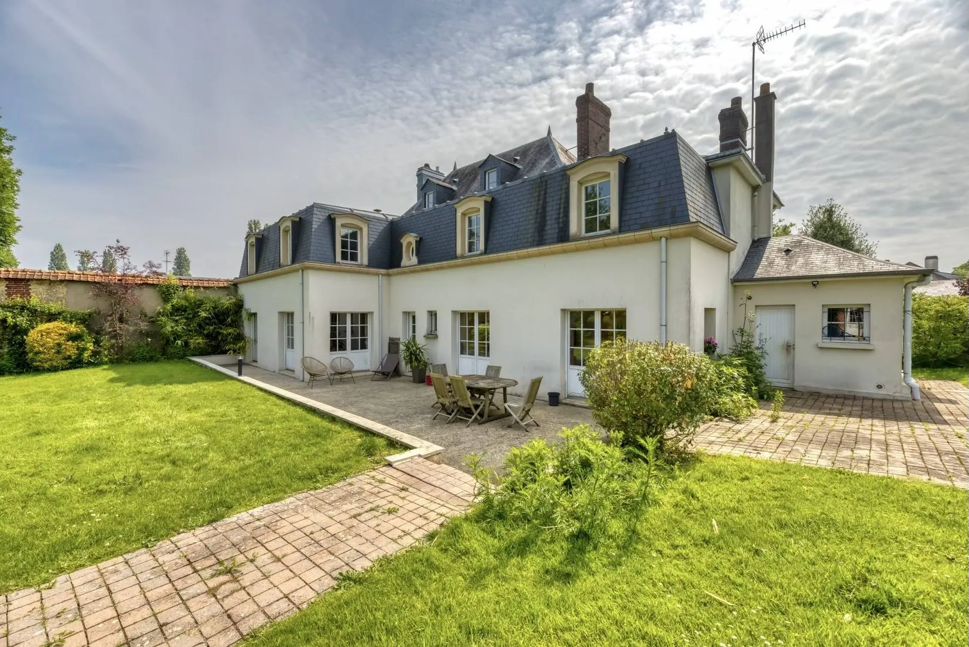 Vends : Sous-sol avec vaste cave voûtée, parfait pour les amateurs de vins, et garage pour deux voitures.