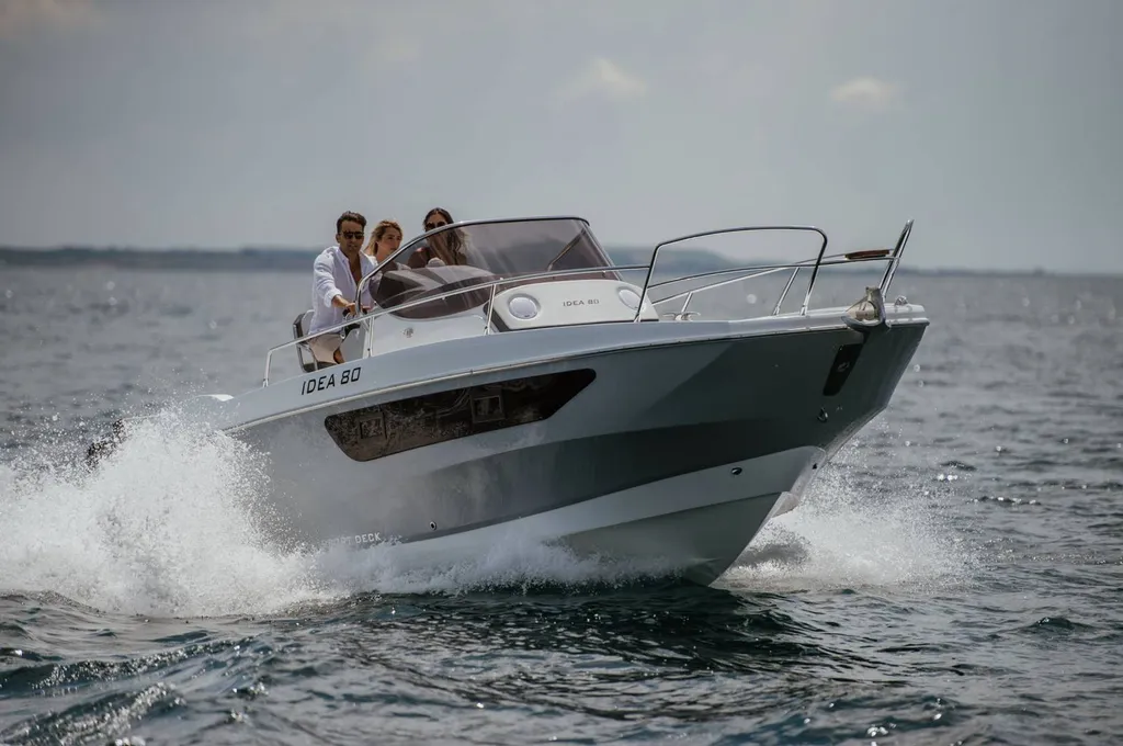 A vendre vedette open habitable Idea 80 WA La Martinique