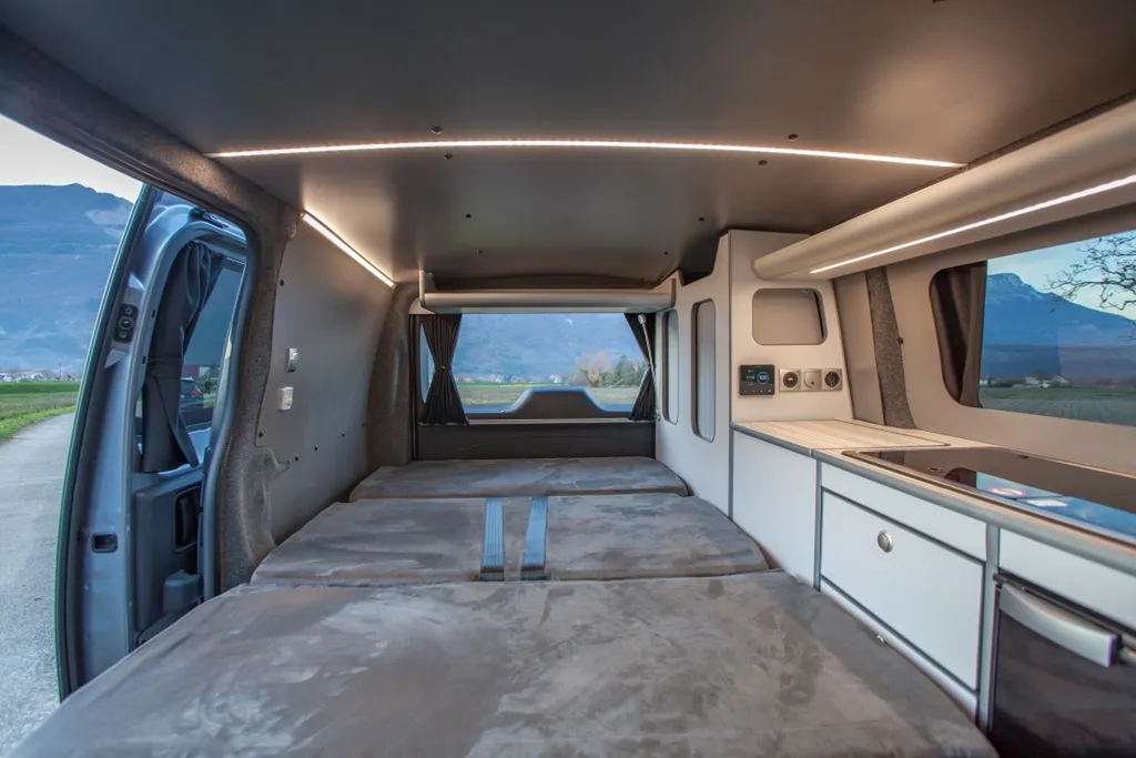 Pose de Banquette homologuée sur-mesure Peugeot Expert Medium à Grenoble en Isére en suédine velours bicolore rayures verticales