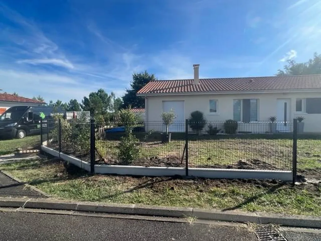 Clôture en grillage rigide par Evolution Paysage pour préserver sécurité et intimité à Gastes