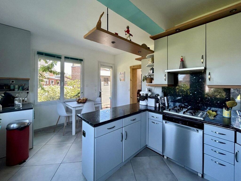 À vendre : Salle de bain élégante avec WC à l'étage, offrant confort et praticité pour toute la famille.