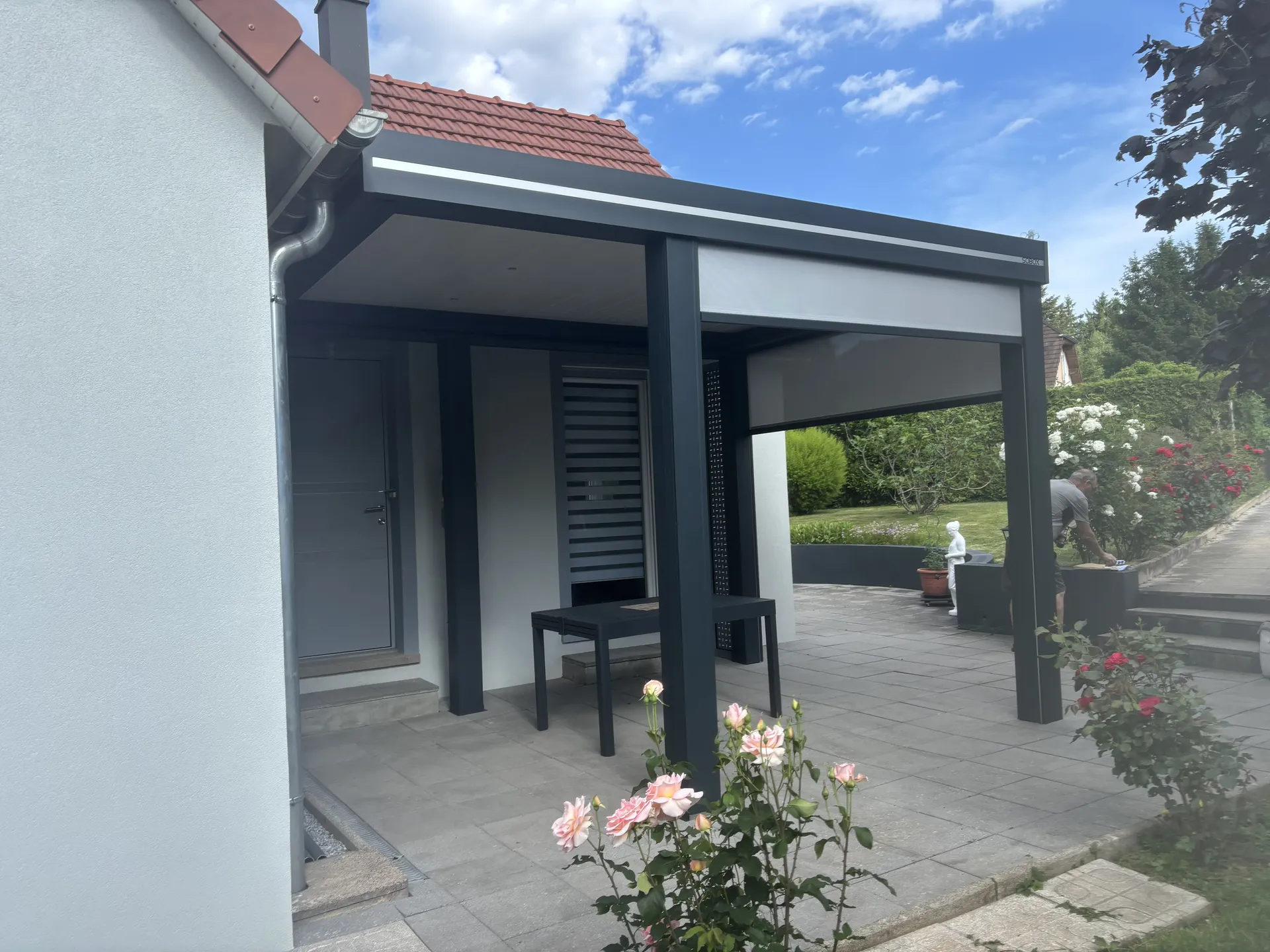 Installation d’une pergola bioclimatique aluminium sur mesure avec lames orientables, stores intégrés et éclairage LED dans le Territoire de Belfort 90000