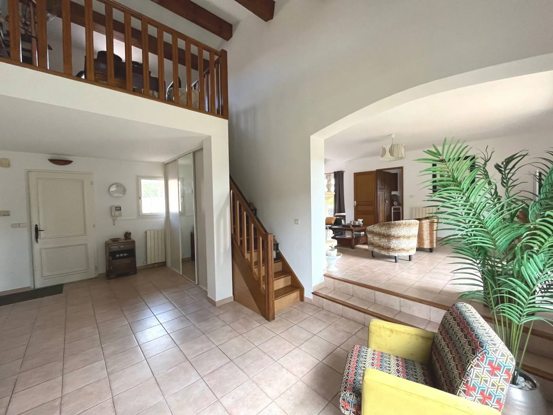 villa en vente sur carnoux, piscine, cheminée, de plain pied
