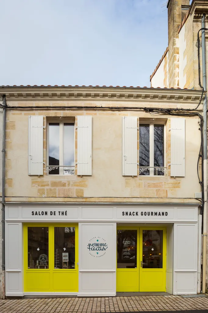 AKIKO ARCHITECTURE – Blanquefort / Taillan-Médoc – Rénovation & réagencement La façade a été subtilement réinventée : menuiseries jaune vitaminé, encadrement blanc épuré et identité visuelle intégrée. L’agence redonne vie à cette boutique du centre histor